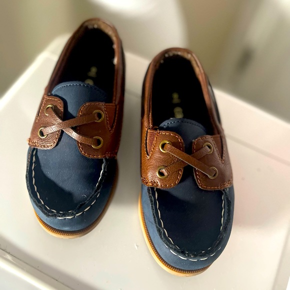 Toddler boy boat shoes, size 9c - Picture 2 of 4